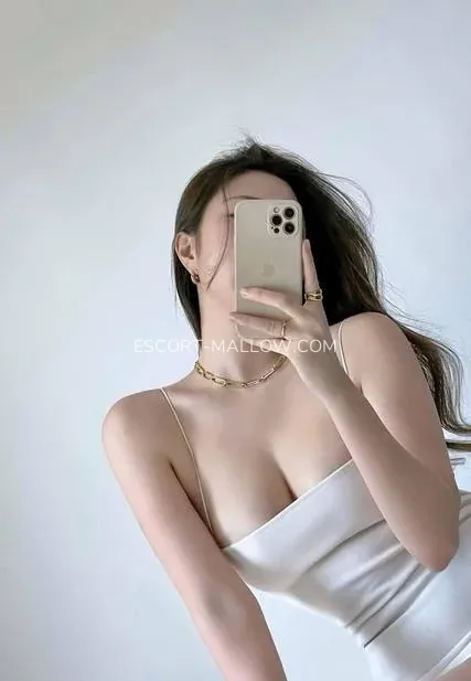 Escort Mallow Courtney — 3