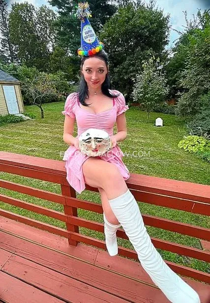 Escort Mallow Sofie — 5