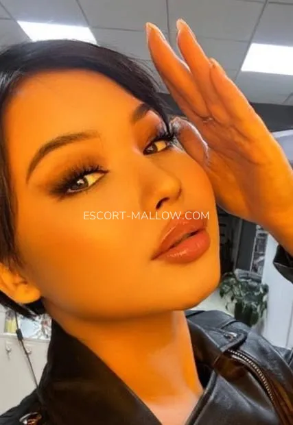 Escort Mallow Amalia — 2