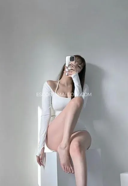 Escort Mallow Selena — 1