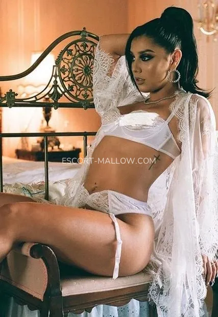 Escort Mallow Adela — 2