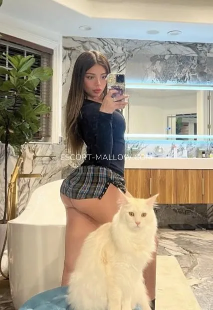 Escort Mallow Aniyah — 2